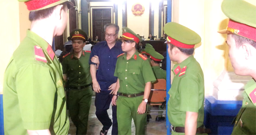 Bị cáo Phạm Công Danh được dẫn giải đến tòa vào sáng 12/1.