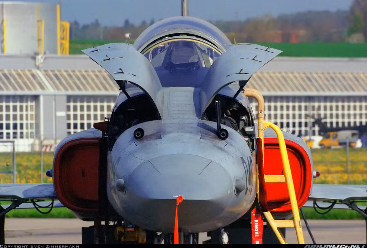 Radar AN/MPQ-159 trên tiêm kích F-5E trang bị công nghệ anten mạng pha kiểu mới cho phép phát hiện mục tiêu máy bay tiêm kích ở cự ly đến 37km (ít ra là còn xa hơn RP-21A trên MiG-21MF/bis), có khả năng hỗ trợ bắn tên lửa dẫn đường radar AIM-7, tên lửa không đối đất AGM-65 Maverick. Nguồn ảnh: Airlines.net