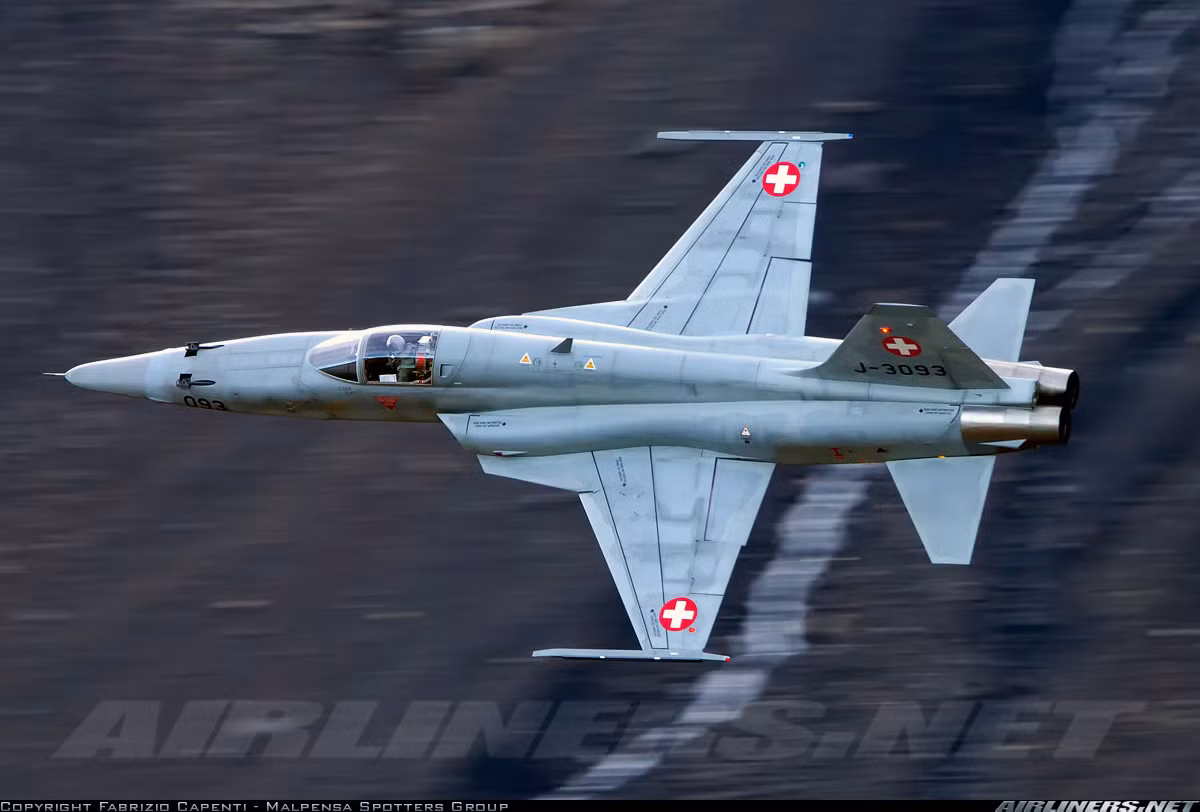 Mặc dù tốc độ và khả năng leo cao thua kém MiG-21, nhưng chính các chuyên gia Liên Xô phải thừa nhận rằng “trong cận chiến, đánh quần đảo, F-5E giành được nhiều chiến thắng (trước MiG-21) bởi sự cơ động dễ dàng của một máy bay nhỏ nhẹ, được thiết kế khí động tốt, hệ thống điều khiển và ngắm bắn hoạt động rất hiệu quả, đặc biệt khi phải quần lộn với gia tốc lớn. MiG-21 không thể theo kịp F-5E trong điều kiện như vậy… Sự nhanh nhẹn khó tin của F-5E có thể trừng phạt bất cứ đối thủ nào”. Đánh giá này được dựa trên việc Liên Xô có điều kiện bay thử nghiệm một chiếc F-5E được Việt Nam cung cấp. Nguồn ảnh: Airlines.net