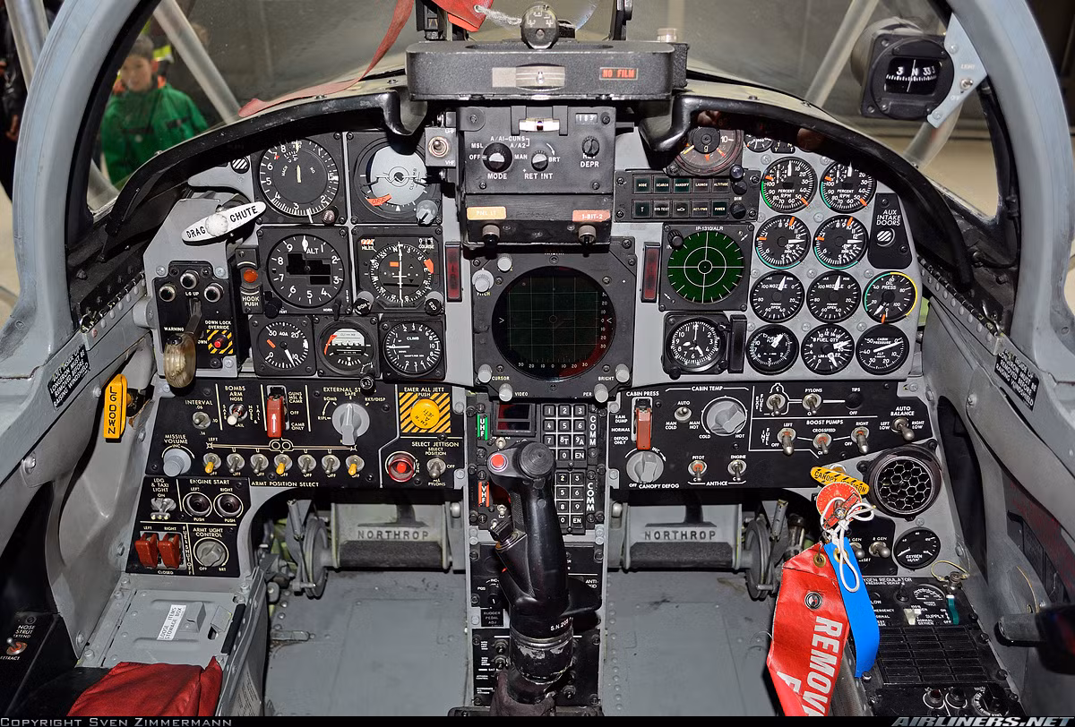 Các phi công của Liên Xô còn đánh giá cao về hệ thống điện tử trên máy bay. Ví dụ, theo Anh hùng Liên Xô, đại tá Vladimir Kandaurov, một trong 3 phi công thử nghiệm lái chiếc F-5E thì khi vừa tiếp xúc với máy bay đã thấy thiết kế buồng lái của máy bay rất thân thiện với phi công, có bàn đạp phanh mà ở Liên Xô lúc đó chỉ sử dụng cho xe tải hạng nặng, cách bố trí bảng điều khiền tuyệt vời, kính buồng lái được chế tạo bằng vật liệu quang học tốt, ngăn việc bị chói lóa trong mọi điều kiện… Nguồn ảnh: Airlines.net