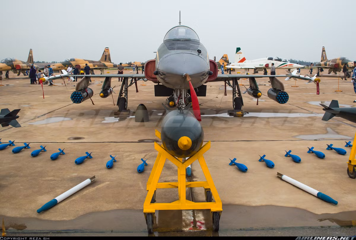 Tải trọng mang vác vũ khí vượt trội máy bay MiG-21 khi mà F-5E có thể mang được đến 3,2 tấn bom đạn trên 7 giá treo (6 cánh, 1 dưới bụng). Cụ thể, F-5E có thể tùy chọn mang 2-4 tên lửa không đối không AIM-9; tối đa 4 tên lửa không đối đất AGM-65; đến 6 bom thông thường (tùy trọng lượng bom); tối đa 2 pod pháo tự động 30mm; tối đa hai pod rocket... Nguồn ảnh: Airlines.net