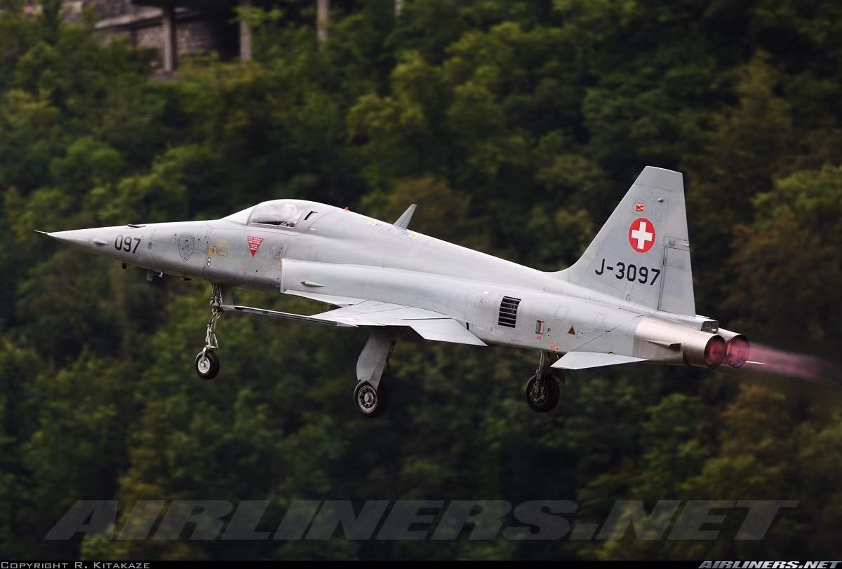 F-5E được trang bị cặp động cơ turbojet J85-GE-21B cho phép đạt tốc độ tối đa Mach 1,6 (khoảng 1.700km/h), trần bay 15,8km, tốc độ leo cao 175m/s, bán kính chiến đấu khoảng 700km. Nguồn ảnh: Airlines.net