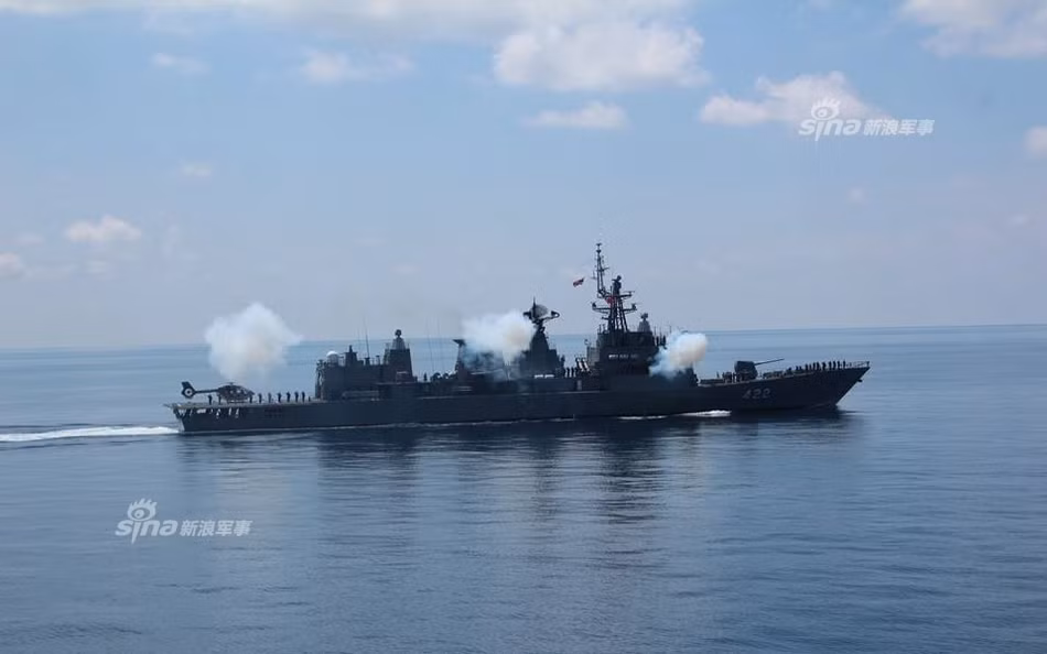 Hiện Hải quân Thái Lan đang có trong tay hai chiếc lớp Naresuan mang tên HTMS Naresuan (421) và HTMS Taksin (422) do Tổng công ty đóng tàu nhà nước Trung Quốc (CSSC) chế tạo năm 1993-1994. Từ năm 2011, hai tàu được Thái Lan hiện đại với hệ vũ khí – radar chuẩn phương Tây tăng đáng kể sức mạnh. Nguồn ảnh: Sina