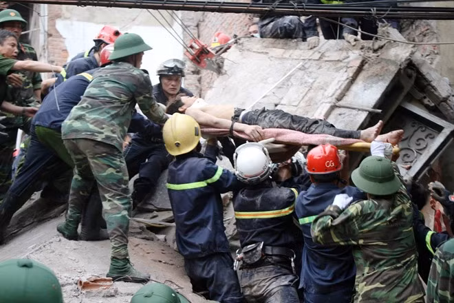 Vụ sập nhà kinh hoàng này đã khiến hai người tử vong.