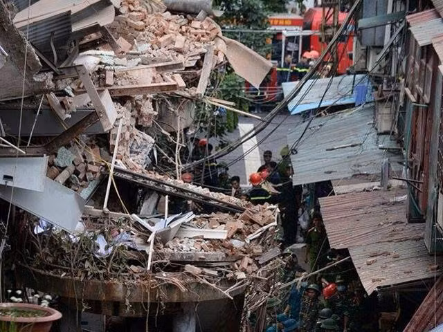 Toàn bộ gạch vữa, mái tôn đổ xuống xâm lấn lối đi, vốn là nơi họp chợ; đè bẹp nhiều công trình phụ trợ của tòa nhà phía sau và hai bên.