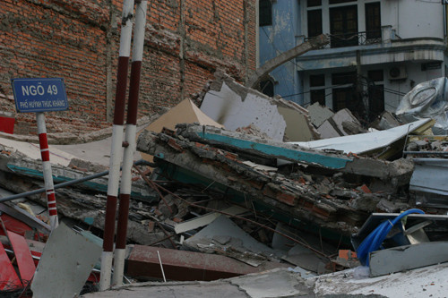 Đến 16h, sau tiếng ầm vang dội, tòa nhà đổ hẳn về ngõ 49, kéo sập ban công, "chuồng cọp" của chung cư 5 tầng phía đối diện. Dù đã biết trước sự việc nhưng khi tòa nhà đổ sập, bụi đất, kính bay tứ tung đã khiến nhiều người hốt hoảng chạy lên vỉa hè. Do nằm dọc ngõ nên một phần của siêu thị máy tính Đăng Khoa ở tầng 1 chung cư cũng bị hư hỏng nặng. Rất may không có ai bị thương.