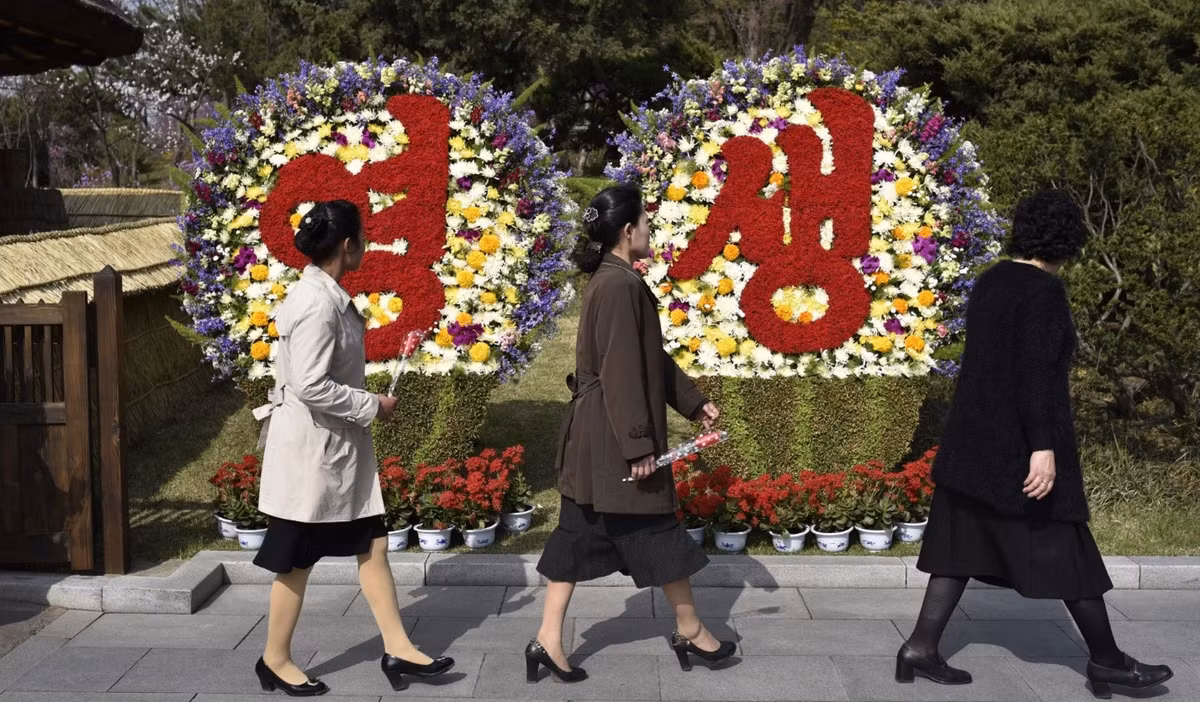 Người dân Triều Tiên ghé thăm nhà mẹ đẻ của nhà lãnh đạo Kim Il-sung ở Mangyongdae, ngoại ô Bình Nhưỡng.