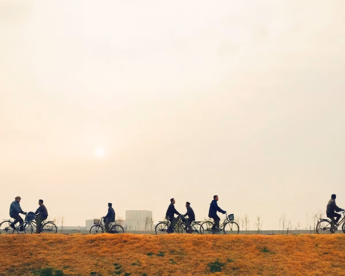 Cách đây không lâu, nhiếp ảnh gia lâu năm của Google Omid Scheybani đã có một chuyến đi kéo dài 10 ngày tới Triều Tiên. Tuy bị kiểm duyệt gắt gao, nhưng ông này với chiếc iPhone đã "chộp" được không ít khoảnh khắc đẹp. Ảnh: Người dân Triều Tiên di chuyển bằng xe đạp – phương tiện cá nhân phổ biến ở quốc gia này trên một con đường dường như là nằm ven sông.