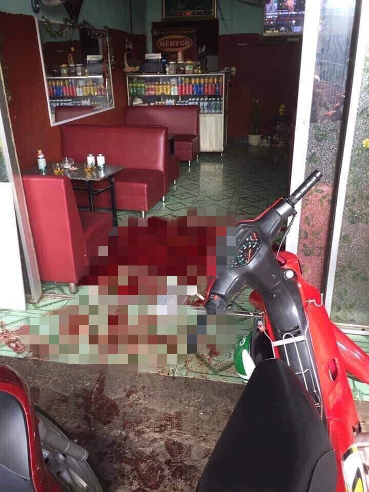 Dang hat karaoke bi doi thu dung chai bia dam vao co tu vong