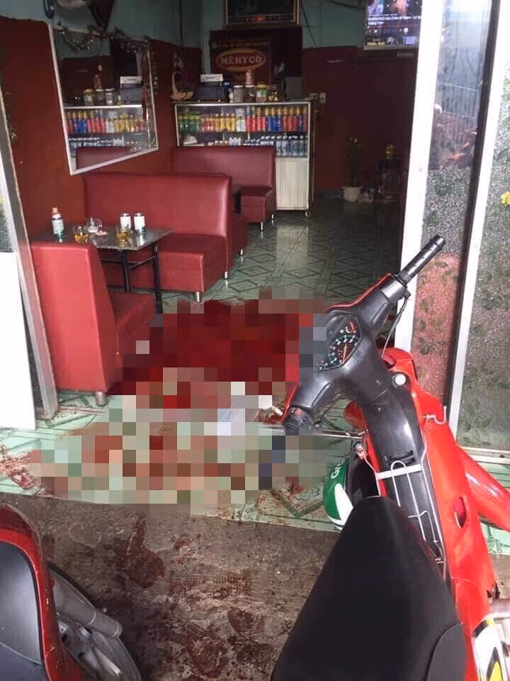 Dang hat karaoke bi doi thu dung chai bia dam vao co tu vong