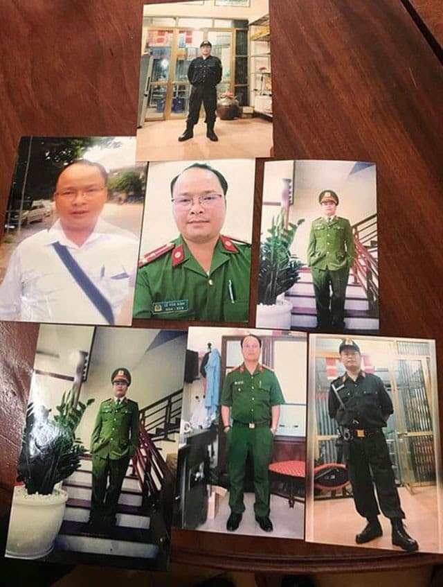 Người đàn ông 36 tuổi thừa nhận đã đặt mua số quân phục và công cụ hỗ trợ trên mạng để giả danh công an, lừa chiếm đoạt tài sản. 