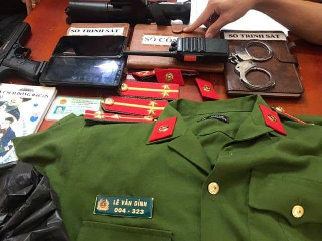 Trước đó, sáng 3/8, cảnh sát ập vào một nhà nghỉ trên địa bàn TP Hà Tĩnh thì phát hiện Đỉnh đang ở cùng một người phụ nữ quê tỉnh Lạng Sơn.