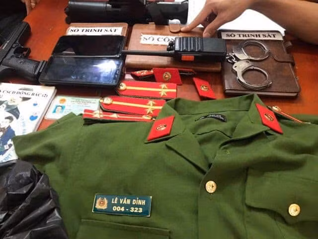 Trước đó, sáng 3/8, cảnh sát ập vào một nhà nghỉ trên địa bàn TP Hà Tĩnh thì phát hiện Đỉnh đang ở cùng một người phụ nữ quê tỉnh Lạng Sơn.