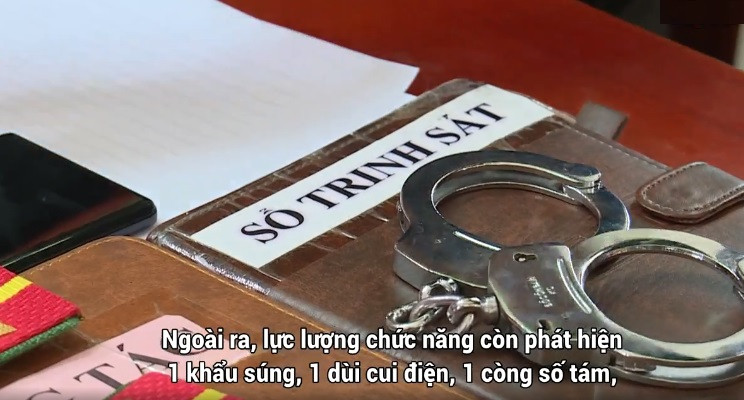 Theo đó, cũng trong vai một cảnh sát cơ động, Đỉnh đã lừa người phụ nữ ở Lạng Sơn để chiếm đoạt tổng giá trị tài sản hơn 4 tỷ đồng rồi tẩu thoát.