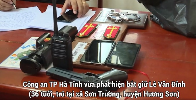 Kiểm tra tại chỗ, lực lượng chức năng phát hiện một bộ cảnh phục có tên và số hiệu cùng khẩu súng, còng số 8 và nhiều công cụ hỗ trợ khác.