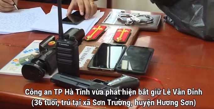 Kiểm tra tại chỗ, lực lượng chức năng phát hiện một bộ cảnh phục có tên và số hiệu cùng khẩu súng, còng số 8 và nhiều công cụ hỗ trợ khác.