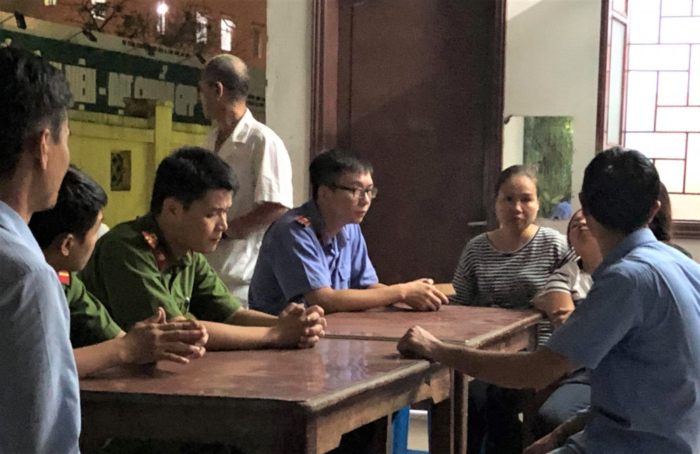 Hai bàn tay sẫm màu, mặt trước bên khuỷu tay phải có vết thủng da, rạn nứt đường kính 0,1 cm. Vùng thái dương bên phải cách sau đốt ngón tay 1,5 cm có một số vết xây xước da nông kích thước 1x0,5 cm.