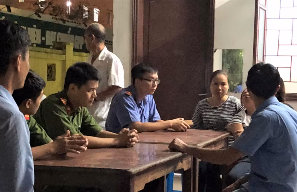 Hai bàn tay sẫm màu, mặt trước bên khuỷu tay phải có vết thủng da, rạn nứt đường kính 0,1 cm. Vùng thái dương bên phải cách sau đốt ngón tay 1,5 cm có một số vết xây xước da nông kích thước 1x0,5 cm.