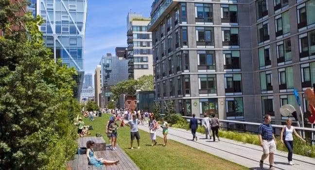 Người dân rất thích thú đi bộ trên đường sắt đã được hoán cải.