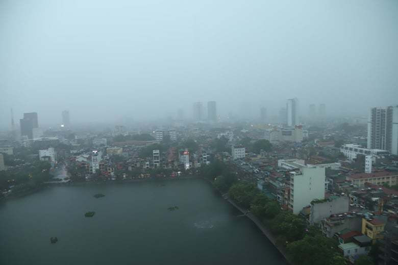 Sau khi mưa ngớt, bầu trời vẫn tối đen.(Ảnh VNN)