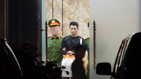 Khoảng 15 chiếc xe loại 45 chỗ được lực lượng chức năng của Việt Nam huy động để chở gần 400 đối tượng người Trung Quốc bàn giao cho Công an Trung Quốc tiếp quản, xử lý. Mỗi chiếc xe chở khoảng 30 đối tượng gồm cả nam và nữ cùng lực lượng đi theo dẫn độ.