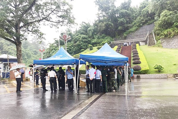 Lực lượng chức năng 2 nước đang làm các thủ tục bàn giao và tiếp nhận nghi phạm.