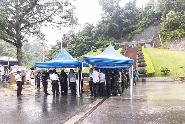 Lực lượng chức năng 2 nước đang làm các thủ tục bàn giao và tiếp nhận nghi phạm.