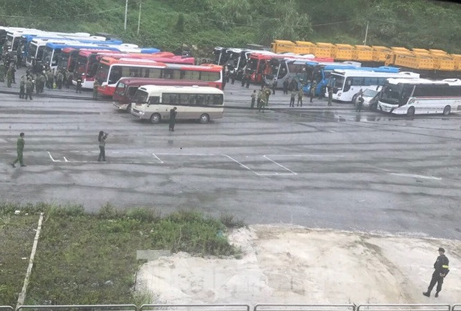 Nhiều xe chuyên dụng và các lực lượng cảnh sát, quân đội được huy động để đảm bảo an toàn, thành công cho buổi bàn giao nghi phạm.