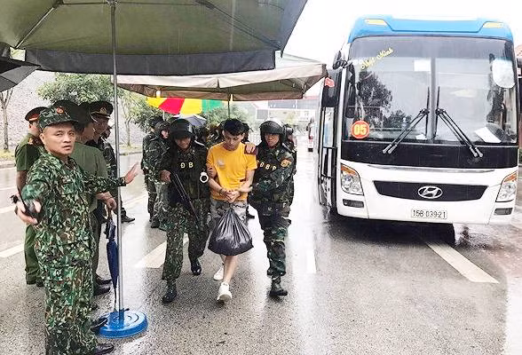 Trước đó (ngày 27/7), hàng trăm công an ập vào khu đô thị Our City ở đường Phạm Văn Đồng, TP Hải Phòng. Tại đây, cơ quan chức năng phát hiện 380 người Trung Quốc đang vận hành đường dây đánh bạc qua mạng dành cho công dân Trung Quốc đang sinh sống tại Trung Quốc tham gia đánh bạc dưới các hình thức như cá cược thể thao, chơi xổ số, lô tô, đua xe, game... thông qua đường dây trực tuyến trên mạng Internet từ các website của tổ chức này.