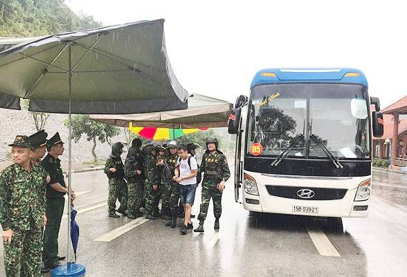 Trong số gần 400 người bị công an tạm giữ chỉ có chưa đến 30 đăng ký lưu trú. Lợi dụng vỏ bọc doanh nghiệp đầu tư, nhóm này chia thành các ca nhỏ để vận hành website đánh bạc 24/7, hoạt động khép kín, không tiếp xúc với người ngoài.