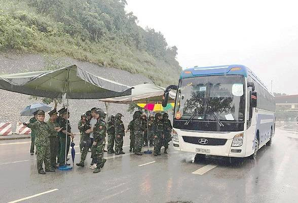 Các nghi phạm người Trung Quốc được đưa xuống xe, dẫn độ sang bàn giao cho phía Trung Quốc.