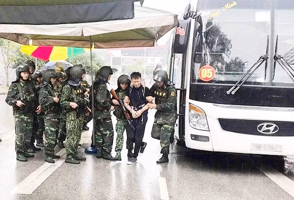 Đường dây đánh bạc Trung Quốc "tái mặt" khi bị lính Biên phòng "cực ngầu" dẫn độ Duong day danh bac Trung Quoc