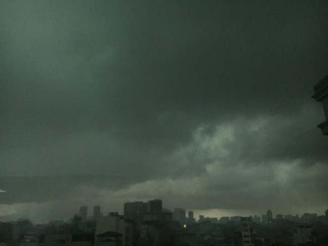 Chỉ trong chốc lát, bầu trời tối đen. (Ảnh PLO)