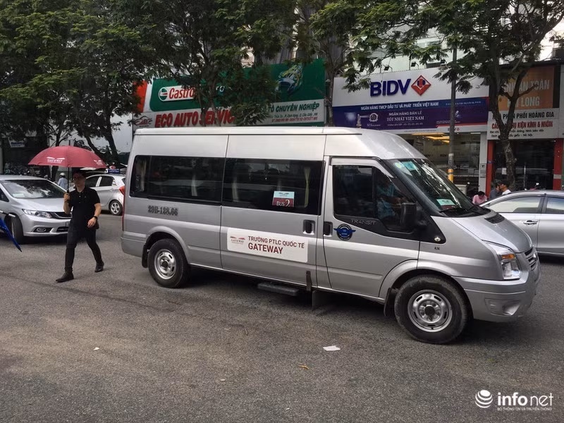 Theo các bác sĩ Bệnh viện E, cháu Long nhập viện trong tình trạng tím tái, đồng tử giãn, phản xạ ánh sáng không còn, mạch không, huyết áp không, tiến hành cấp cứu mạch tuần hoàn. Sau 30 phút cấp cứu không có kết quả nên bác sĩ thông báo với gia đình cháu đã tử vong.