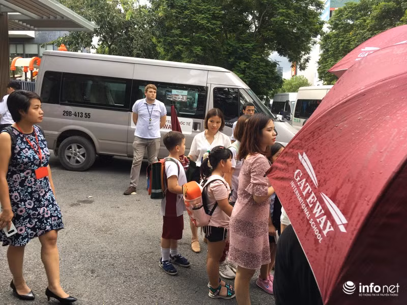 Đến 15h30 cùng ngày, ông Phiến đến bãi gửi xe điều khiển xe đến trường Tiểu học Gateway đón học sinh. Khi bà Quy đưa các học sinh ra cổng để lên xe thì không thấy cháu Long. Khi mở cửa xe ô tô để đưa các em lên xe thì phát hiện cháu nằm ngửa dưới sàn sau ghế lái nên hô hoán mọi người bế cháu vào phòng y tế.