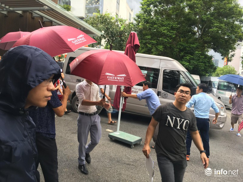 Sau đó, hai người này đi đón 13 học sinh, trong đó có cháu Long. Khi đưa học sinh đến trường, tài xế Phiến và bà Quy với vai trò phụ trách đã không kiểm tra xe nên không biết còn bé Long trên xe.