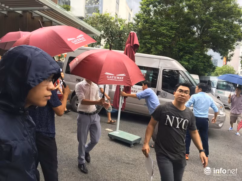 Sau đó, hai người này đi đón 13 học sinh, trong đó có cháu Long. Khi đưa học sinh đến trường, tài xế Phiến và bà Quy với vai trò phụ trách đã không kiểm tra xe nên không biết còn bé Long trên xe.