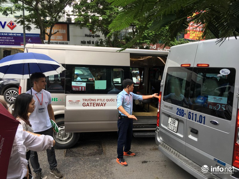 Theo thông tin Công an quận Cầu Giấy cung cấp, vào khoảng 6h ngày 6/8, ông Doãn Quý Phiến điều khiển ô tô đưa đón học sinh từ bãi gửi xe ở Học viện Báo chí và Tuyên truyền đến đón bà Nguyễn Bích Quy là nhân viên đưa đón học sinh của trường Gateway.