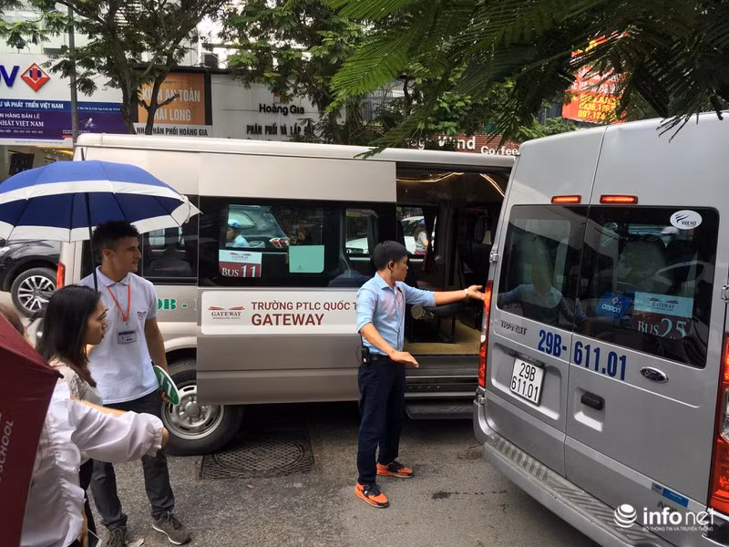 Theo thông tin Công an quận Cầu Giấy cung cấp, vào khoảng 6h ngày 6/8, ông Doãn Quý Phiến điều khiển ô tô đưa đón học sinh từ bãi gửi xe ở Học viện Báo chí và Tuyên truyền đến đón bà Nguyễn Bích Quy là nhân viên đưa đón học sinh của trường Gateway.