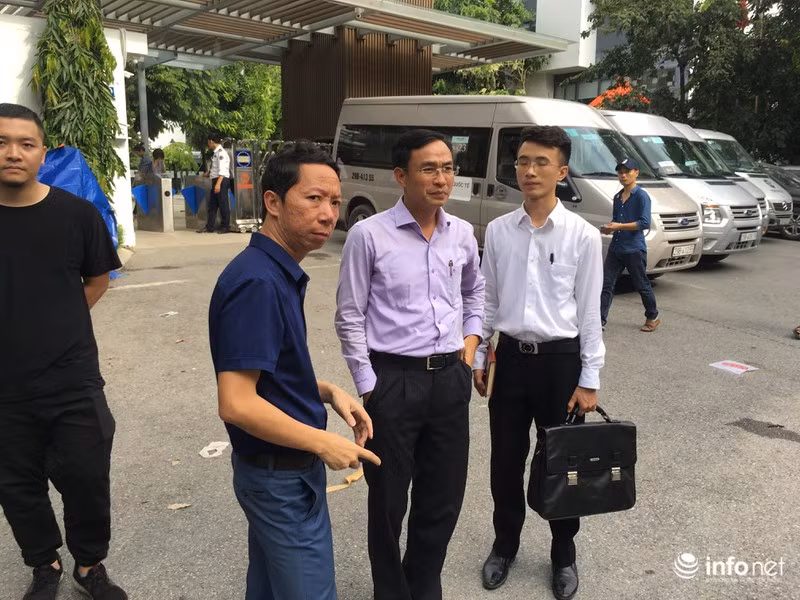 Về phía gia đình cháu bé, có sự có mặt của anh Sơn (bố cháu Long) cùng hai luật sư Vũ Gia Trưởng và luật sư Phạm Hương Giang.