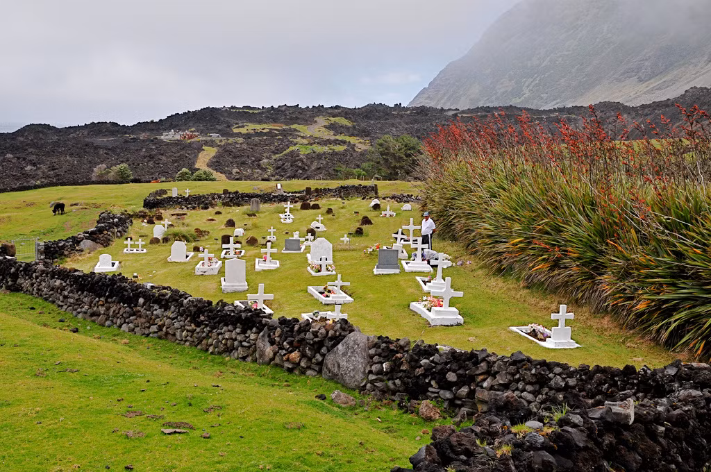 Nghĩa trang duy nhất của đảo cũng chỉ có khoảng 20 ngôi mộ. Ảnh: Viralnews.