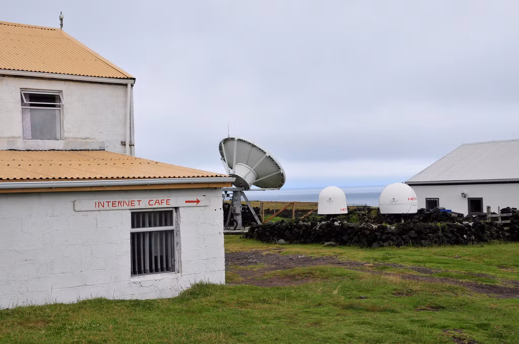 Trên đảo giờ đây có cả 1 quán cà phê internet nhưng băng thông rất nhỏ vì chỉ có duy nhất một chiếc ăng ten bên ngoài quán như thế này.