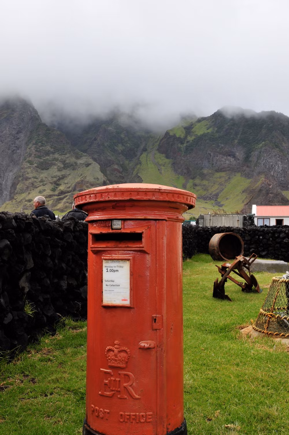 Năm 2005, đảo Tristan mới được tạo mã bưu điện để giao dịch online nhưng đảo không hề có mạng di động. Từ năm 1998-2006 trên đảo có mạng internet nhưng vì sóng yếu và đắt nên họ quyết định từ bỏ.