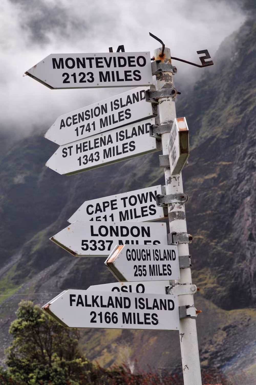 Tristan Da Cunha thực ra là một quần đảo nhưng chỉ có đảo chính mới có người sinh sống. Vào tháng 9/2016, dân số của đảo mới có 265 người.