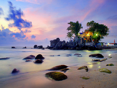 Tại Phú Quốc, du khách có cơ hội được hòa mình vào không gian biển hoang sơ và trải nghiệm những hoạt động thú vị như: lặn ngắm san hô, câu mực, leo núi. Vào buổi chiều tà, bạn có thể thảnh thơi lãng đãng ngắm mặt trời lặn ở Dinh Cậu và hít hà mùi biển mặn mòi. Ảnh: Ivuvu.com.