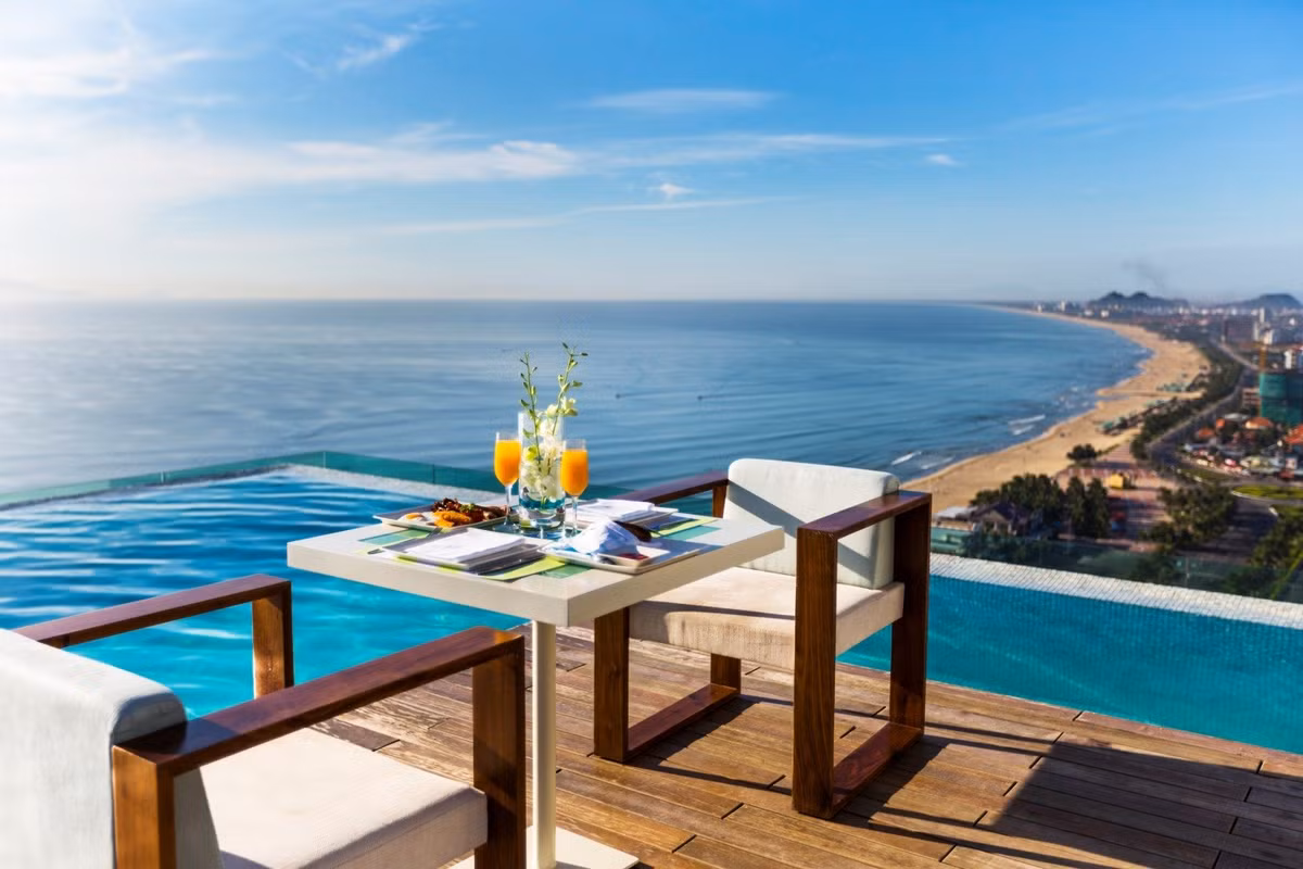 Đà Nẵng ngày càng thu hút du khách bởi sự thân thiện, sạch sẽ và khung cảnh đẹp ngất ngây. Ngoài ra, sự phong phú của ẩm thực Đà Nẵng cũng sẽ không khiến gia đình bạn thất vọng khi được trải nghiệm và thưởng thức. Ảnh: Dulich9.com.