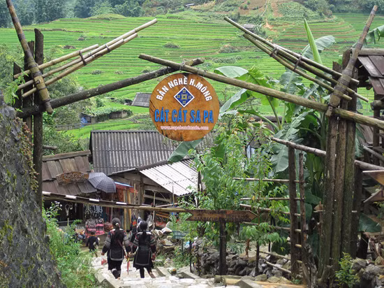 Đến Sapa, gia đình bạn có thể dành thời gian để thưởng thức ẩm thực vùng cao, khám phá khu chợ tình cuối tuần, hay cảm nhận không khí mùa xuân lãng đãng trên vùng núi cao Tây Bắc khi khám phá bản làng dân tộc. Ảnh: Dulichsapa.org.vn.