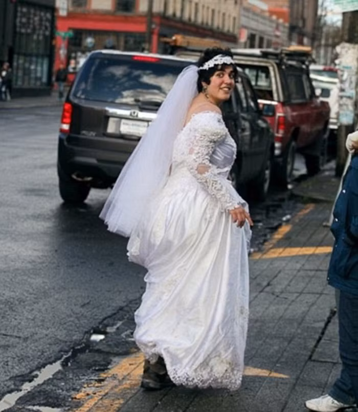 Trên trang Facebook của mình, Aivaz đã mời bạn bè tới dự đám cưới của cô. Cô giải thích rằng: “Mục đích của chúng tôi là đòi lại khu nhà kho, nơi giải quyết các nhu cầu của khu phố và không muốn nhìn nó bị phá hủy”.