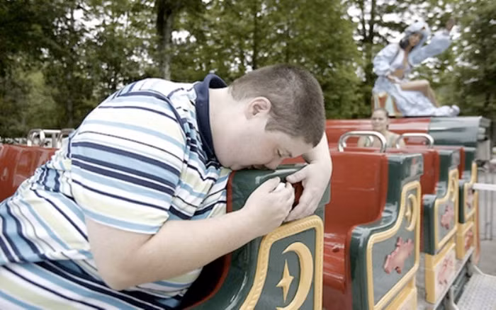 Cưới đu quay làm chồng. Amy Wolfe, một phụ nữ người Mỹ 33 tuổi, yêu một chiếc đu quay đến mức muốn gắn bó cả cuộc đời với vật vô tri này. Kể từ khi 13 tuổi, năm nào Wolfe cũng chơi trên chiếc đu quay ít nhất 300 lần. Thậm chí cô còn say mê ngắm ảnh nó trước khi đi ngủ.