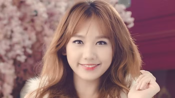 Đắp mặt nạ. Hari Won từng cho biết, những gì liên quan đến da thì cô rất kỹ tính. Và vì thế cô thực hiện quá trình dưỡng da công phu. Cô thường đắp mặt nạ trước khi trang điểm. Bước này sẽ làm da cô mịn màng hơn. Ảnh: Zing.